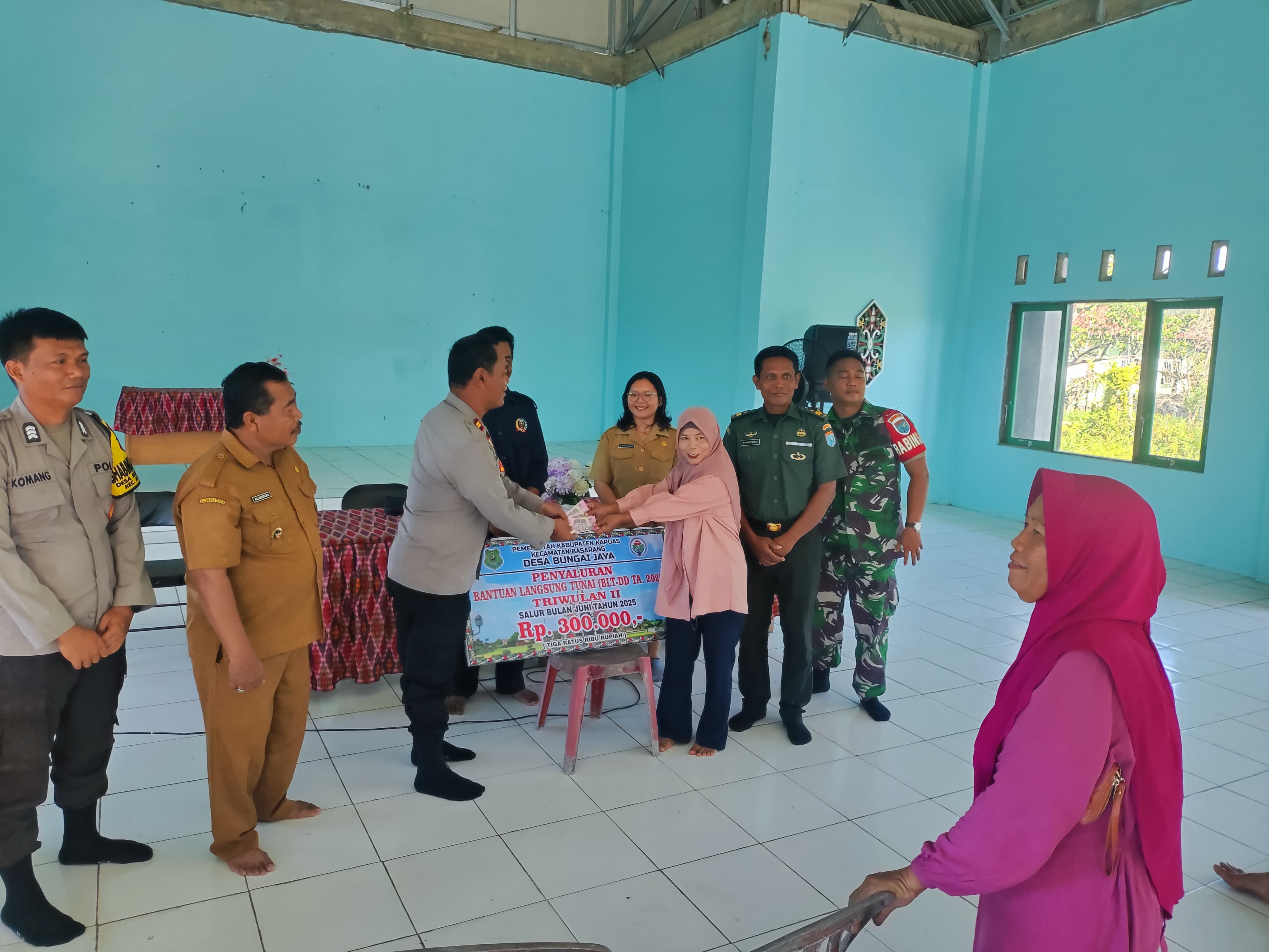 Penyaluran BLT DD Desa Bungai Jaya untuk Percepatan Penghapusan Kemiskinan Ekstrem