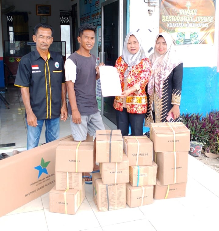 Perpusnas Sumbangkan 13 Dus Buku untuk Tingkatkan Minat Baca Anak di Desa Bungai Jaya